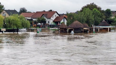 VODA STIGLA DO KUĆA, STRAHUJE SE DA ĆE POSTATI JOŠ GORE: U Hrvatskoj proglašene vanredne mere odbrane od poplava (FOTO)
