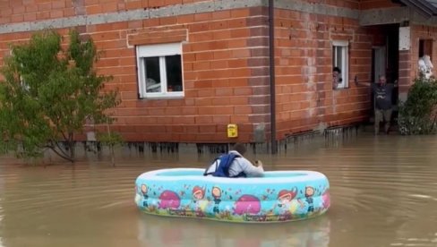 KAKVA SNALAŽLJIVOST: Marko pomagao komšijama tokom poplava, veslao do njih u dečijem čamcu (VIDEO)