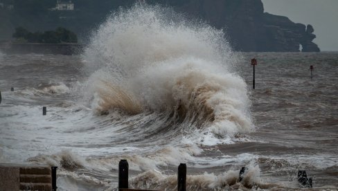 ИСТРУ ЗАХВАТИЛО НЕВРЕМЕ: У Ровињу море поплавило шеталиште - на снази наранџасти метеоаларм