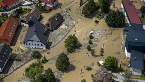 STRAHUJE SE OD NOVIH POPLAVA U SLOVENIJI: Rastu vodostaji reka, deo građana evakuisan