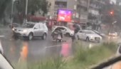 ŽENU UDARIO AUTOMOBIL, OSTALA DA LEŽI NA KOLOVOZU: Posledice kišnog nevremena u Beogradu (VIDEO)