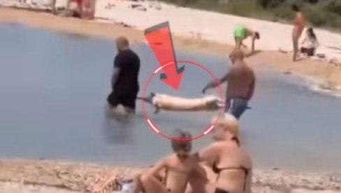 ČEK, OĆE LI STVARNO, MAJKE TI?! LJudi na plaži u neverici su gledali šta rade sa prasetom na ražnju (VIDEO)