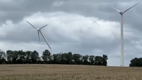 КАО ДА ЈЕ ОД ПАПИРА: Снажан ветар оборио турбину високу 65 метара (ВИДЕО)