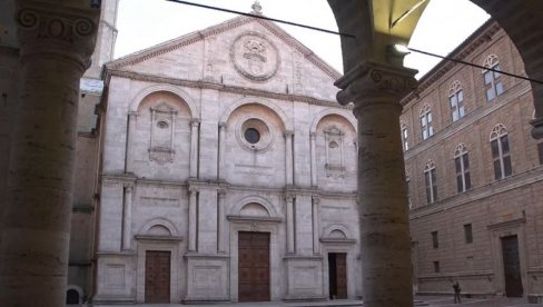 NAKON PRITUŽBI TURISTA: Italijanski grad Pijenca utišao crkvena zvona