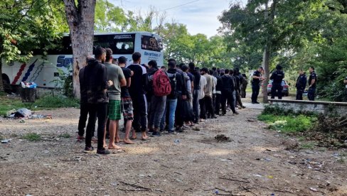 ВЕЛИКА АКЦИЈА ПОЛИЦИЈЕ У СОМБОРУ: Пронађена 382 илегална мигранта, одузето им хладно оружје и дрога (ФОТО)