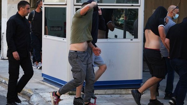 НОВИ ХАОС У АТИНИ: Сукоби испред суда у коме су ухапшени хрватски хулигани! Навијачи АЕК-а дошли и пробали да се пробију кроз кордоне