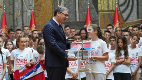 ДРЕС И ЗАСТАВА ЗА ПРЕДСЕДНИКА: Учесници кампа Србија те зове 2023 уручили поклоне Вучићу (ФОТО)