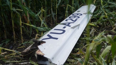 PRONAĐENO KRILO AVIONA: Delovi letelice rasuti po polju kukuruza (FOTO/VIDEO)