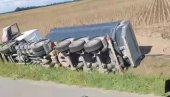 НЕСРЕЋА НА АУТО-ПУТУ КОД ВРБАСА: Камион слетео са пута, возило преврнуто у каналу (ВИДЕО)