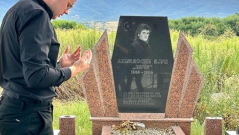 СВЕ РАСПЛАКАО: Певач отишао на гроб Ипчета Ахмедовског (ФОТО)