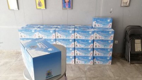 PAKETI ZA NAJMLAĐE ZEMUNCE: Opština uručila poklone novorođenim bebama