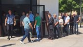 KOLONA LJUDI SLIVA SE KA KAPELI: Nikšićani se u tuzi opraštaju od košarkaša Ivana Ćorovića