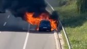 BUKTINJA NA AUTO-PUTU, GORI AUTO NA KONJARNIKU: Vatra potpuno progutala vozilo (VIDEO)
