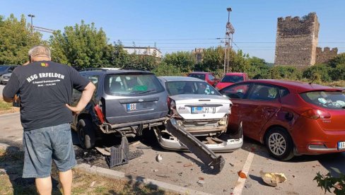U KRIVINI IZGUBIO KONTROLU I ULETEO U PARKING: Saobraćajna nesreća u Smederevu, oštećeno nekoliko vozila