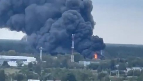 GUST I CRN DIM PREKRIO NEBO: Požar u skladištu đubriva u predgrađu Moskve (VIDEO)
