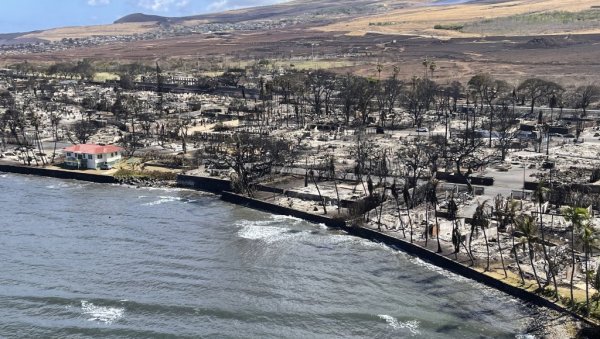 НЕВЕРОВАТНА СЛИКА СА ХАВАЈА: Цело насеље изгорело, само једна кућа нетакнута (ФОТО)