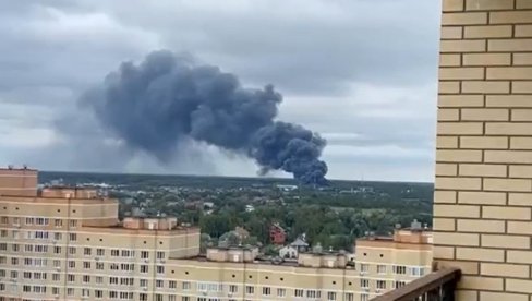 ВАТРА ЗАХВАТИЛА 2.700 КВАДРАТА СКЛАДИШТА: Угашен пожар у Москви (ВИДЕО)