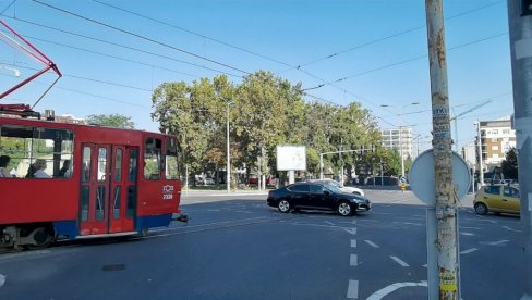OD SILINE UDARCA SVA STAKLA POPUCALA, IMA POVREĐENIH: Sudar autobusa i tramvaja na Voždovcu (VIDEO)