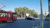 OD SILINE UDARCA SVA STAKLA POPUCALA, IMA POVREĐENIH: Sudar autobusa i tramvaja na Voždovcu (VIDEO)
