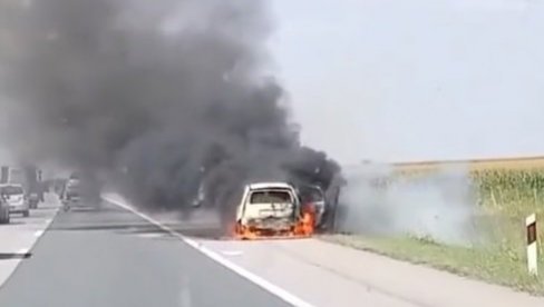 BUKTINJA NA AUTO-PUTU KA NOVOM SADU: Dve žene stoje i gledaju kako im vatra guta vozilo (VIDEO)