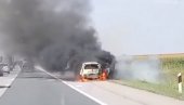 БУКТИЊА НА АУТО-ПУТУ КА НОВОМ САДУ: Две жене стоје и гледају како им ватра гута возило (ВИДЕО)