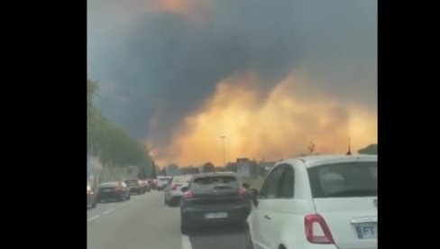 LJUDI PANIČNO BEŽE, EVAKUISANI KAMPOVI: Veliki požar na jugu Francuske, vatrogasci se bore sa stihijom (VIDEO)