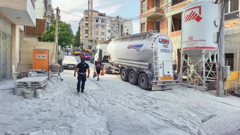 CEMENT SE RAZLETEO NA SVE STRANE: Prekrio automobile i kolovoz - zabelela se cela ulica nakon eksplozije creva na cisterni (VIDEO)