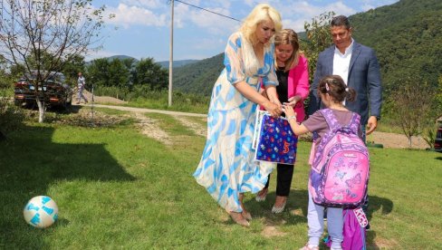 DEVOJČICA IZ KADE DOBRO, SPREMA SE ZA ŠKOLU: Na testovima ima izuzetne rezultate - ministarka Kisić posetila dete u hraniteljskoj porodici