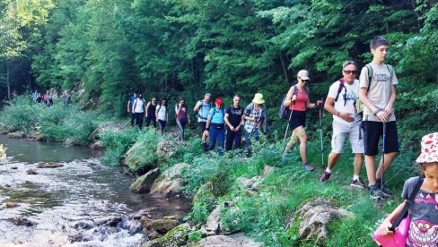 „STAZOM PETRUŠKIH MONAHA“: Još jedna grupa planinara posetila Zabregu (FOTO)
