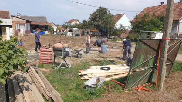 НОВОСТИ САЗНАЈУ: Почели радови на обнови куће породице Захорец у Челареву која има четворо деце, а која им је уништена након олује (ФОТО)
