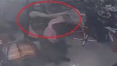 NEĆEŠ ŽIVA STIĆI KUĆI! Devojka (17) napadnuta u centru Obrenovca - žena je tukla, pretila joj i psovala joj mrtvo dete (VIDEO)