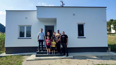 MAKSIMOVIĆI DOBILI NOVI DOM: Desetočlana porodica iz Kosovske Kamenice živela u kući staroj 100 godina