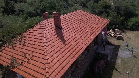 POMOGLA DIJASPORA IZ SAD: Rekonstruisan krov srpske školu kod Kosovske Kamenice