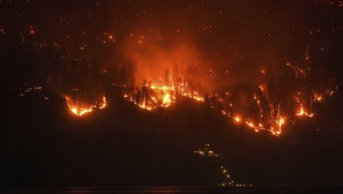 ВАТРА ГУТА СВЕ ПРЕД СОБОМ: Хиљаде људи бежи пред пожарима у Канади (ВИДЕО)