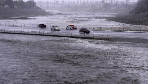 HILARI I ZEMLJOTRES POGODILI JUG KALIFORNIJE: Prva tropska oluja posle 84 godine - podrhtavalo tlo kod Los Anđelesa (VIDEO)