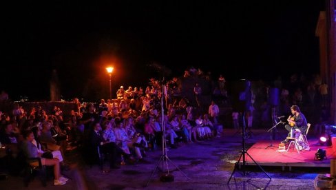 ZAVRŠEN 17. GITAR ART FEST: Muzika gitara, tamburice, violina i glas Boža Vreća osvojili hercegnovsku publiku