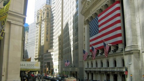 NASTAVLJA SE CRNI VIKEND NA VOLSTRITU: DOW JONES je u ponedeljak pao za više od 1.000 poena - Raste strah zbog nestabilne ekonomije SAD