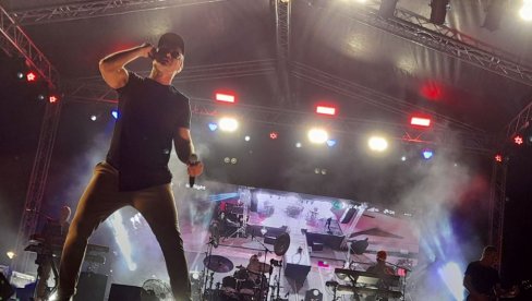 „TROPIKO“ TRIJUMFOVAO U RODNOM GRADU: Popularni bend ponovo na „Roštiljijadi“ gde je prvi put osetio čari velike bine