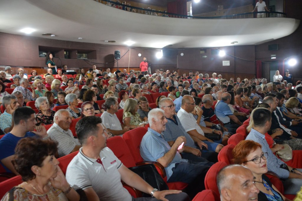 Novosti.rs Galerija KRUŠEVAC SE ODUŽIO VELIKOJ UMETNICI Brojni