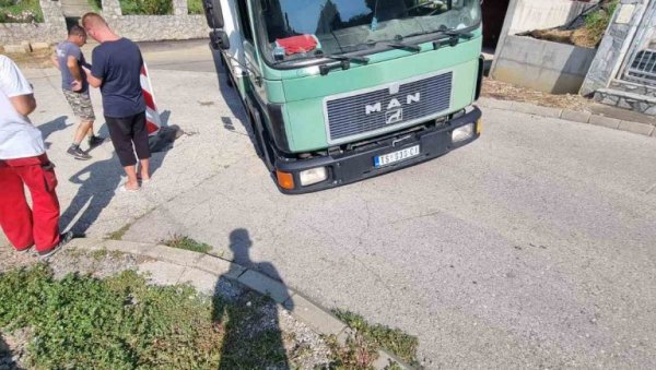 ОВО ЈОШ НИСТЕ ВИДЕЛИ: Сударили се камион и асфалт - саобраћајна несрећа у Александровцу