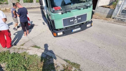 ОВО ЈОШ НИСТЕ ВИДЕЛИ: Сударили се камион и асфалт - саобраћајна несрећа у Александровцу