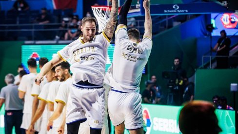 CELA KINA TRAŽILA LOPTU: Stefan Jović izveo trik na startu Mundobasket 2023 da podseti svet na ekipu iz zemlje košarke (VIDEO)