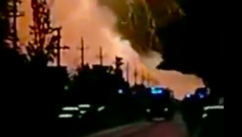 СНИМЉЕН ТРЕНУТАК СТРАВИЧНЕ ЕКСПЛОЗИЈЕ У РУМУНИЈИ: Пумпа нестала у пламену, одмах уследила друга детонација (ВИДЕО)