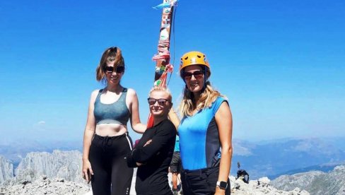 TRI PARAĆINKE NA VRHU PROKLETIJA: Milica, Mira i Jelena uspele se na 2.694 metara