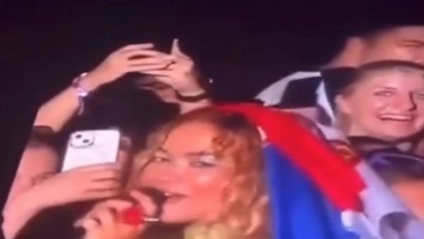 ИСПЛИВАО НОВИ СНИМАК: Погледајте тренутак када се Рита Ора огрнула српском заставом - сада се правда (ВИДЕО)