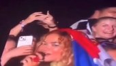ISPLIVAO NOVI SNIMAK: Pogledajte trenutak kada se Rita Ora ogrnula srpskom zastavom - sada se pravda (VIDEO)