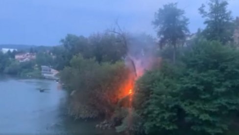 VELIKI POŽAR U BANJALUCI: Plamen se razbuktao u blizini Gradskog mosta (VIDEO)