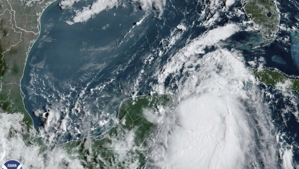 ИЗДАТО УПОЗОРЕЊЕ НА ТОРНАДО: Отказано више од 1.000 летова због урагана Идалија на Флориди