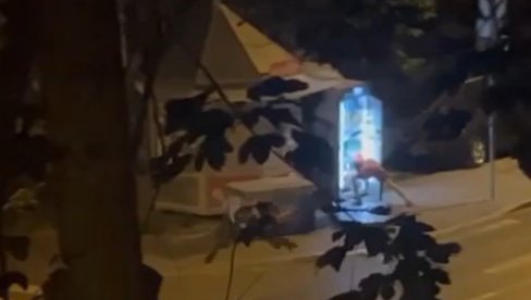 MLADIĆ OBIJA TRAFIKU NA KARABURMI, DOK GA DRUŠTVO ČEKA: Pokupio nekoliko flaša pića, kamera sve zabeležila (VIDEO)