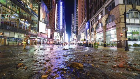 VODOVOD STAR 127 GODINA: Popušta ispod njujorškog Tajms skvera i plavi ulice